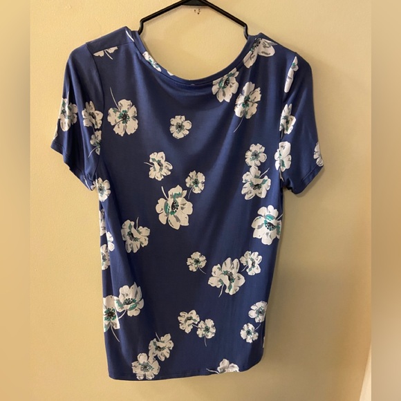 Reitmans blue v-neck t-shirt/blouse with grey flowers - size small - Picture 6 of 7